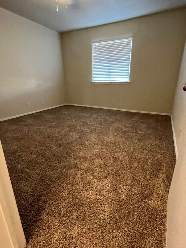 Building Photo - 909 Betsy Ross Dr