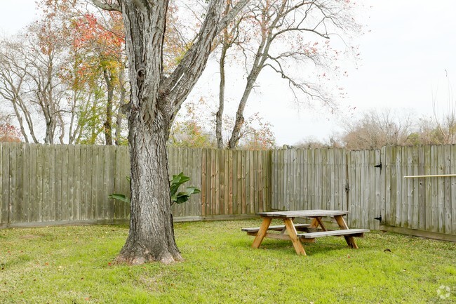 Picnic Area - Buena Vista Townhomes