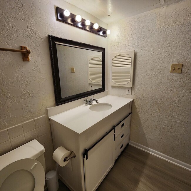 Primary Photo - 2814 S Bartell Dr