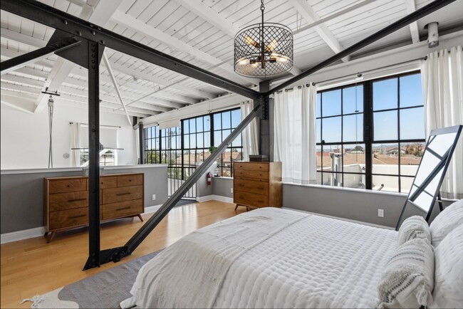 Building Photo - Industrial Chic 3bed/3bath loft style cond...