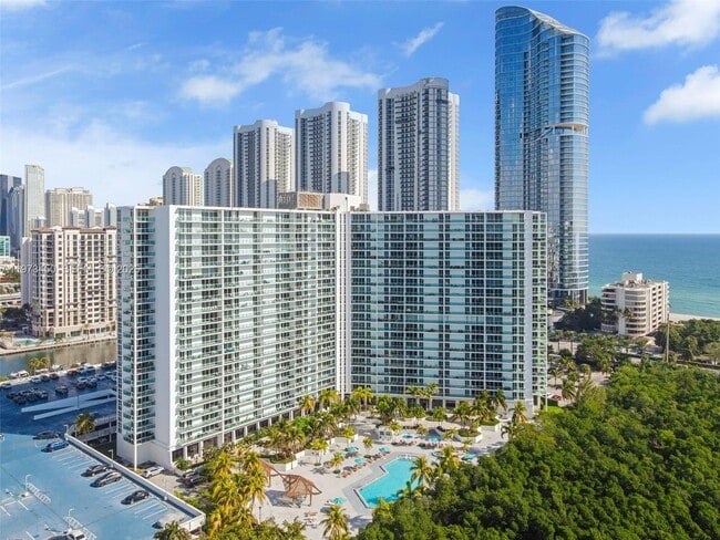 Building Photo - 100 Bayview Dr