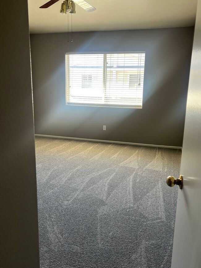 Building Photo - 3 Bedroom 2 Bathroom Townhome for Rent in Palmdale