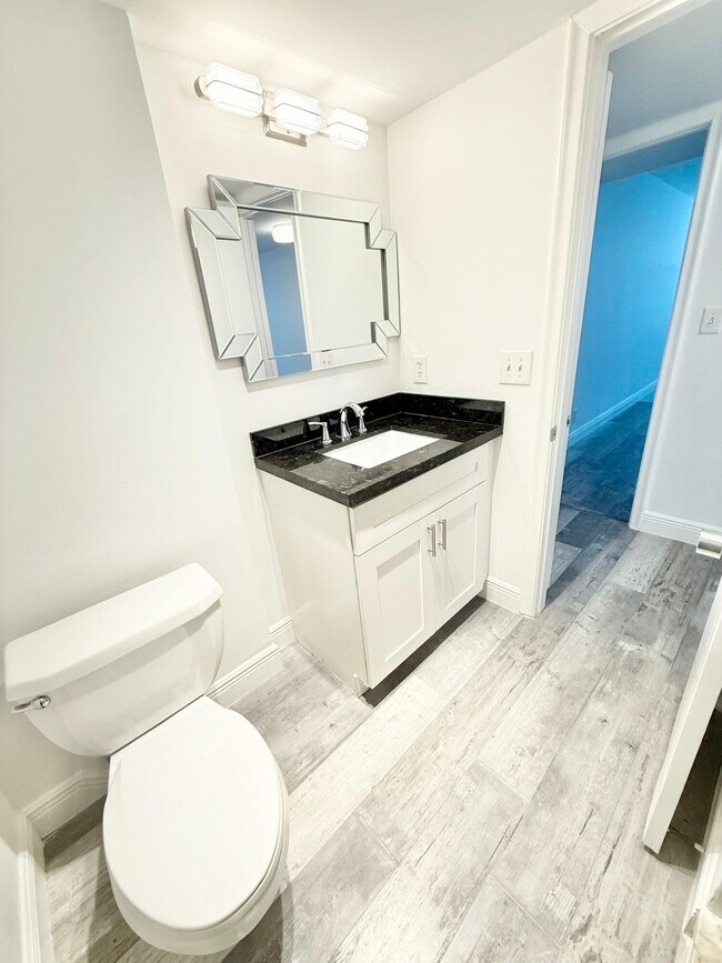 Building Photo - 1150 Hillsboro Mile
