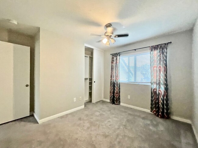 Building Photo - Updated 3 Bedroom Summerset Ct Home!