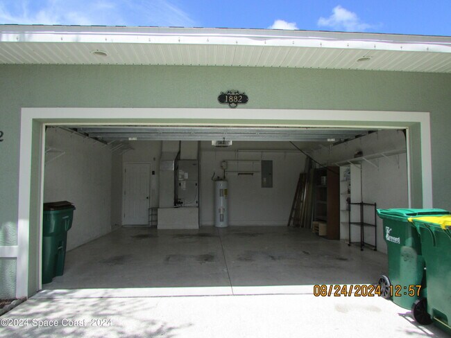 Building Photo - 1882 Woodfield Cir