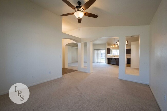 Building Photo - Kerman Westside Home, 3BR/2BA, Built 2004 - Lots of Amenities!