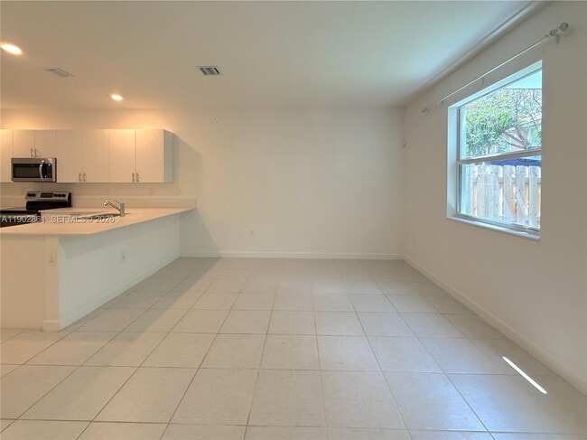 Building Photo - 1060 SE 26th Ter