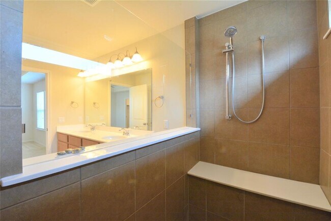 Building Photo - 13915 Osmarea Dr