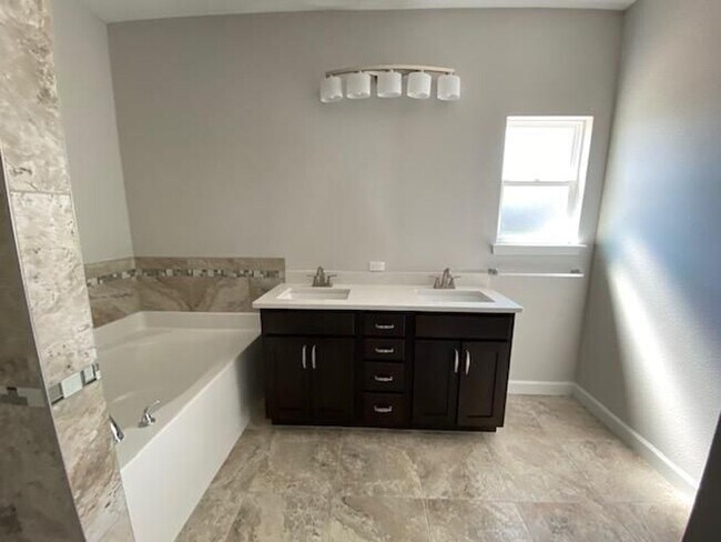 Building Photo - 3 Bedroom Brick Home with Modern Finishes!