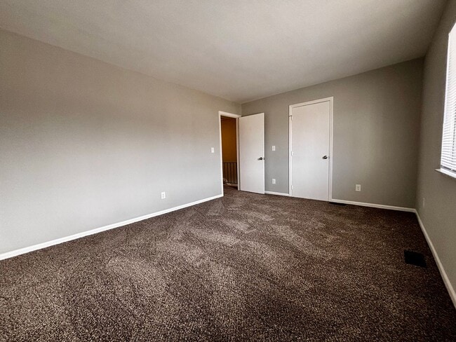 Building Photo - Newly Renovated 2 bedroom 1.5 bath townhou...