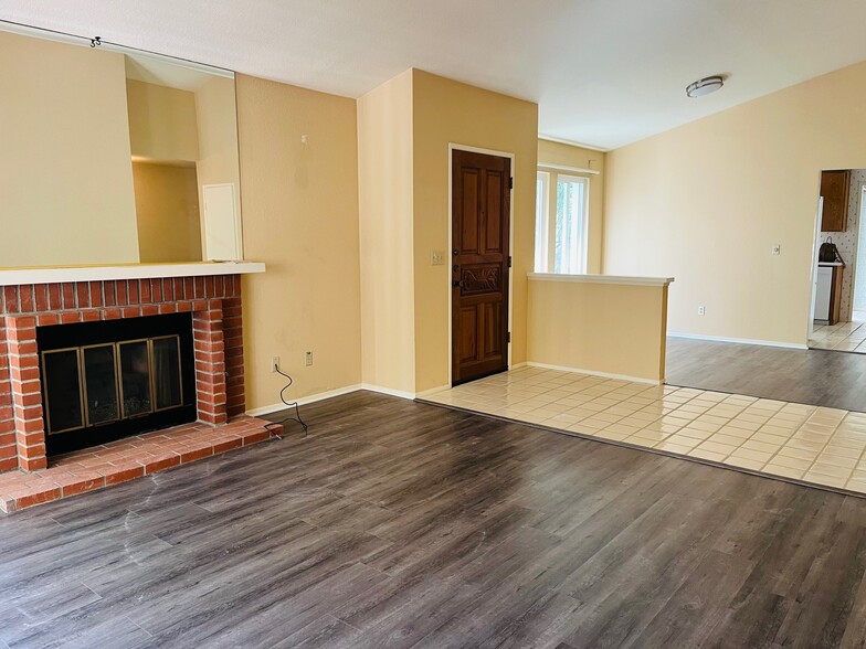 Building Photo - 15853 Windrose Way