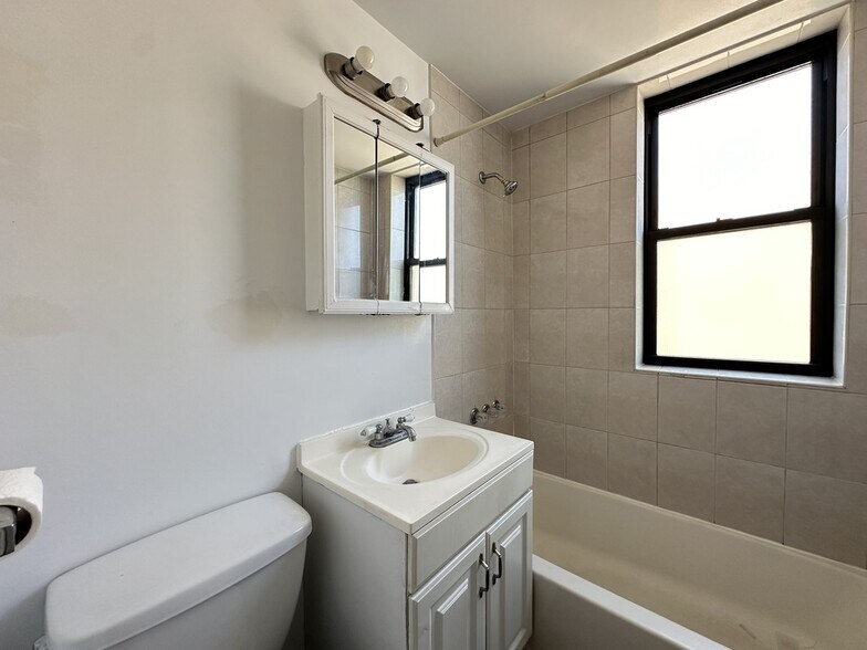 Building Photo - 2737 N Spaulding Ave