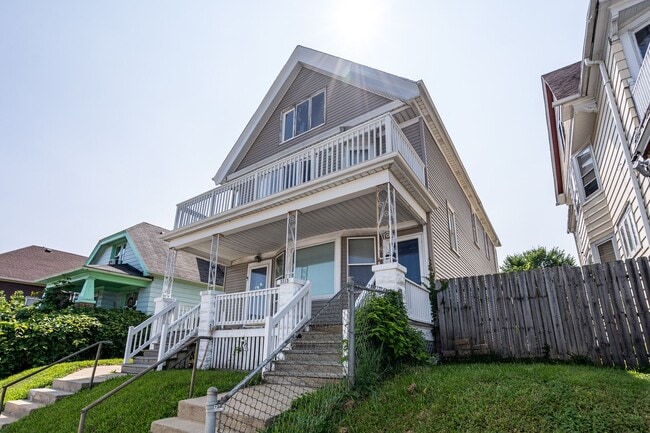 Building Photo - Beautiful 3 Bedroom + Den 2 Full Bath Uppe...