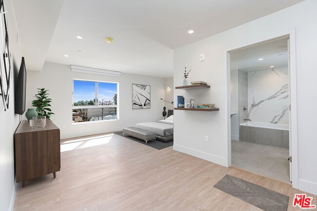 Building Photo - 11837 Mayfield Ave