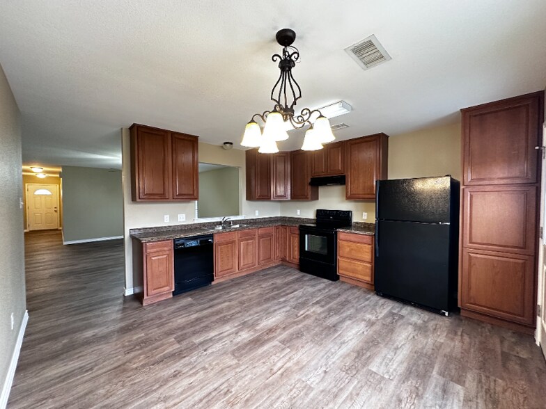 Building Photo - 5111 Graceland Dr
