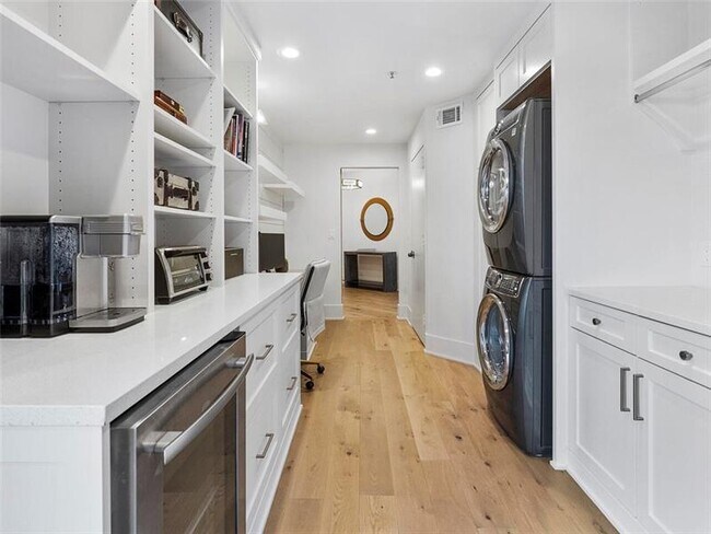 Building Photo - 2660 Peachtree Rd NW