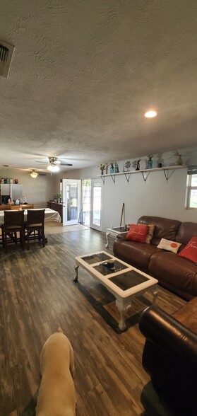 Family room - 4525 Sisk Rd