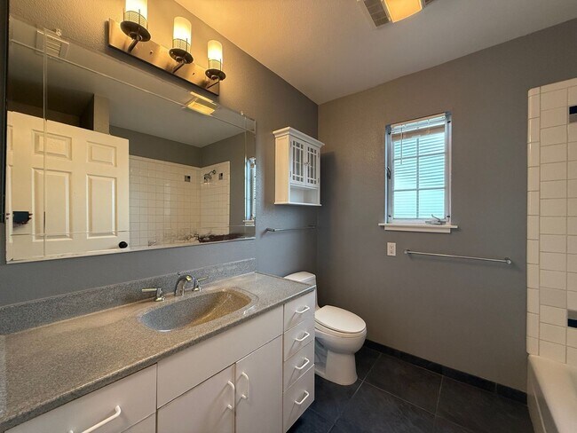 Building Photo - Nice and bright detached single-family res...