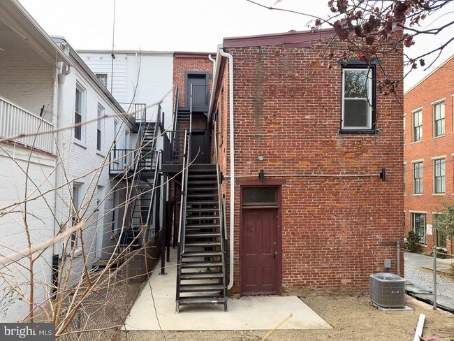 Building Photo - 11 E Walnut St