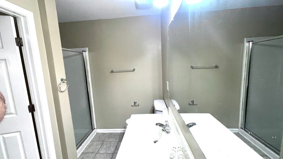 Building Photo - 711 Crestwell Cir SW