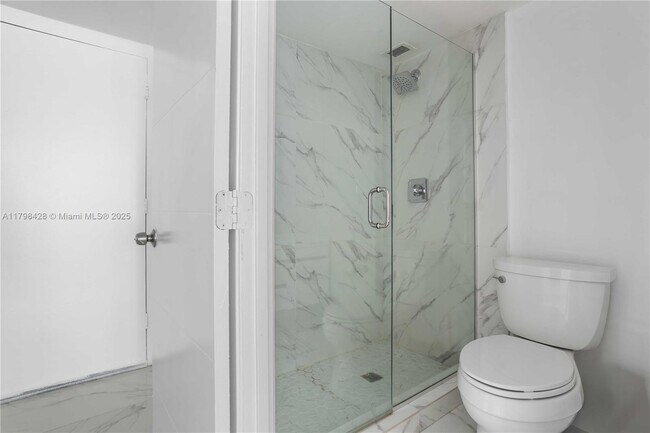 Building Photo - 18051 Biscayne Blvd