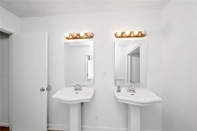 Building Photo - 522 Pine St