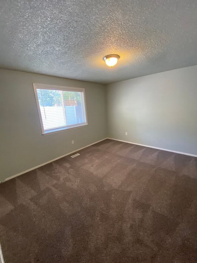 Building Photo - Ready first of June / 3 bedroom 2 bathroom...
