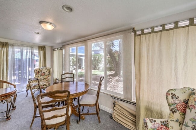 Building Photo - 1 Bedroom Casita with Pool Access!