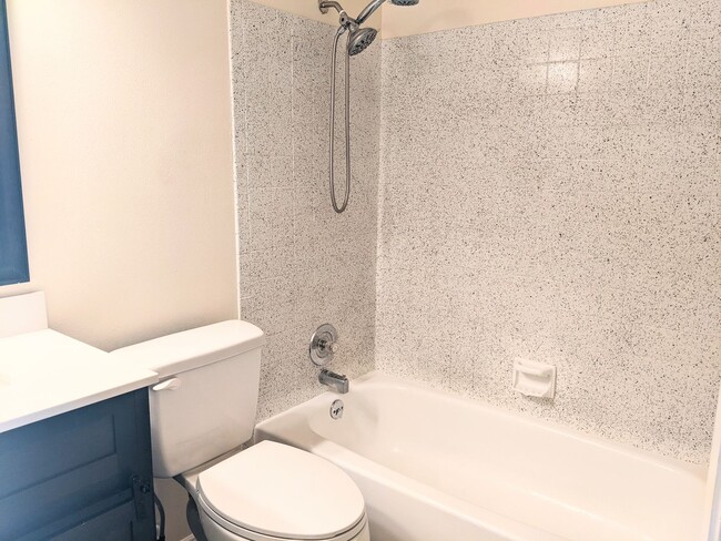 Building Photo - Well kept 2 bed/2.5 baths Townhome in the ...
