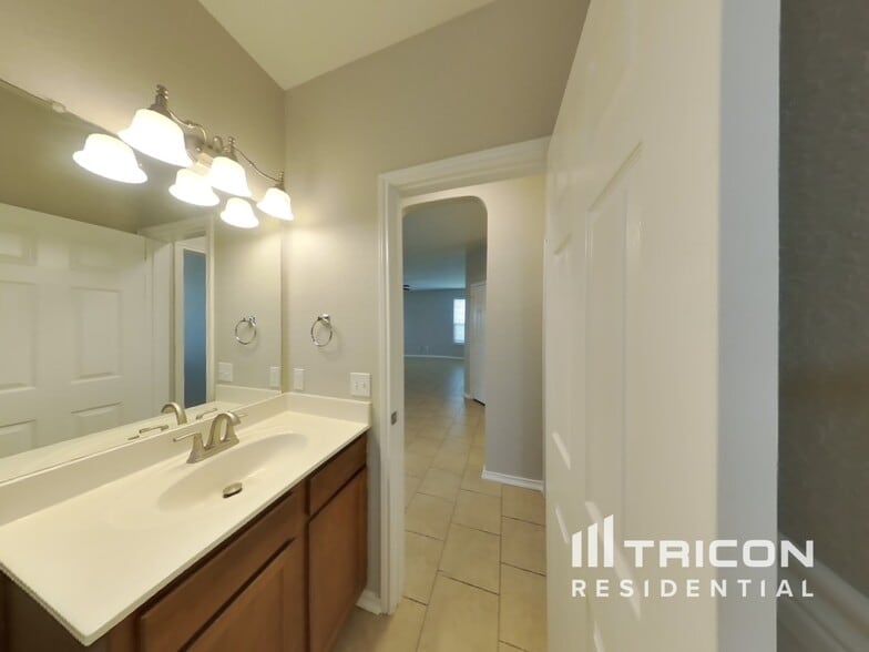 Building Photo - 7040 Conroe Ml