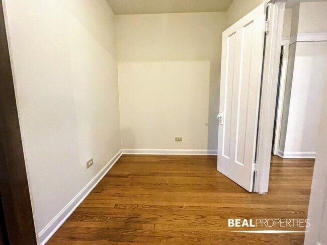 Building Photo - 1 bedroom in CHICAGO IL 60613