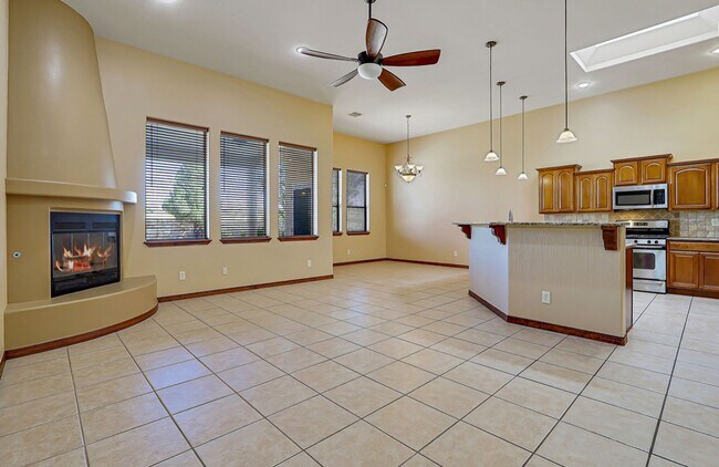 Building Photo - Beautiful Home in Sonoma Ranch with Amazin...