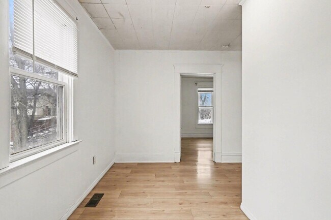 Building Photo - 811 Larned St