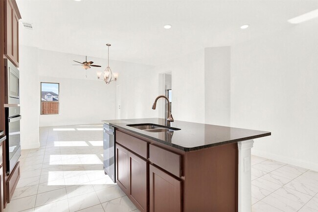 Building Photo - 2414 Thavie St