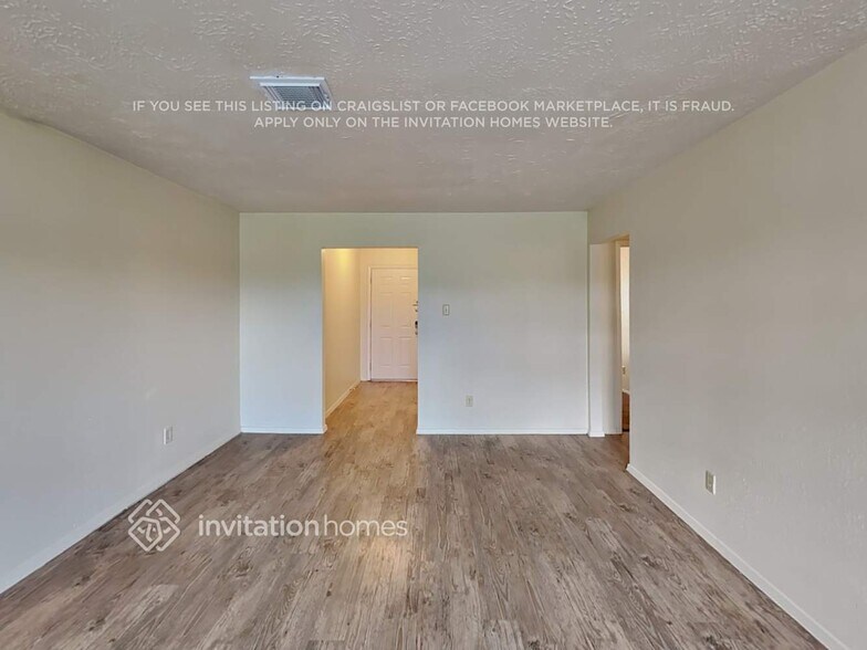 Building Photo - 9812 Robin St