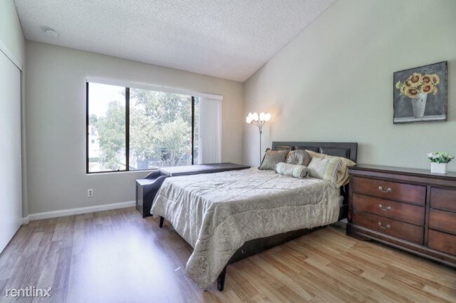 Building Photo - 37000 Meadowbrook Common