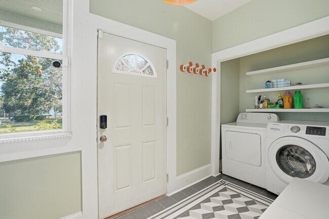 Building Photo - Savannah's Victorian Historic District