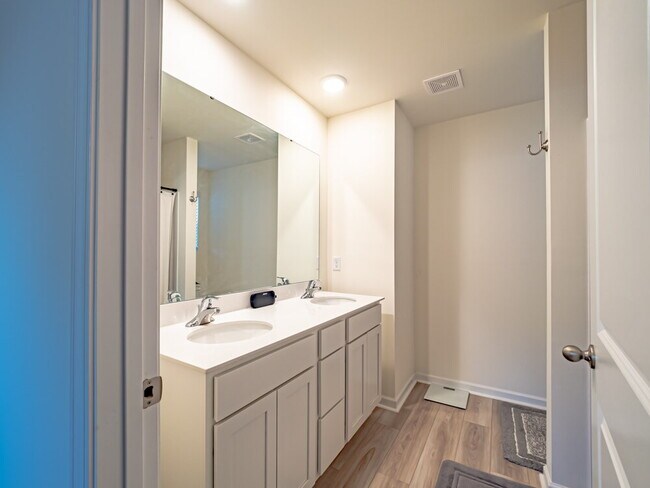 Building Photo - "Spacious Elegance Awaits: 4-Bedroom Haven with Granite Touches in Sumter"