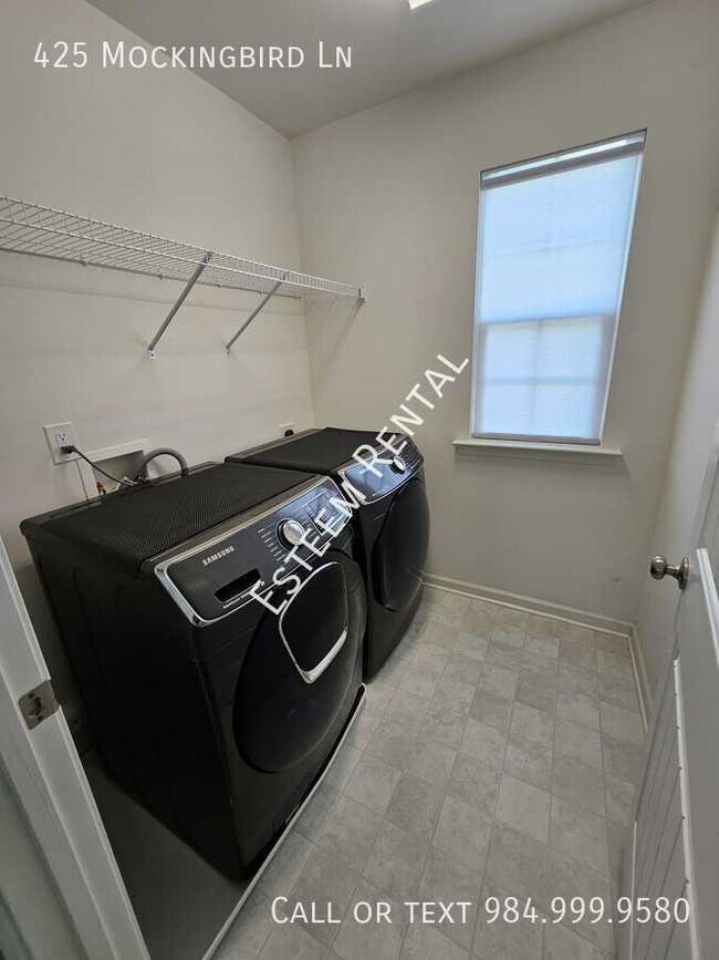 Building Photo - 425 Mockingbird Ln