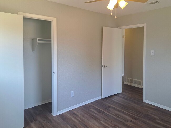 Building Photo - Spacious 3 bedroom 2 bath home w/ swimming...