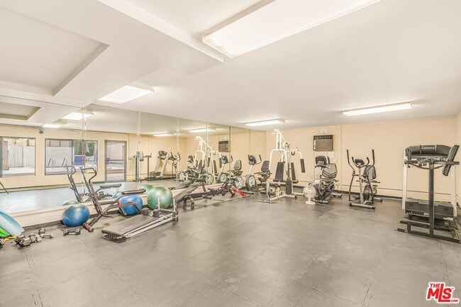 Building Photo - 14050 Magnolia Blvd