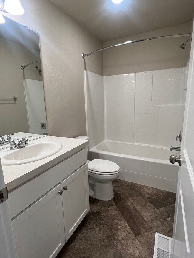 Building Photo - Beautiful 3 Bedroom Townhome in Dupont