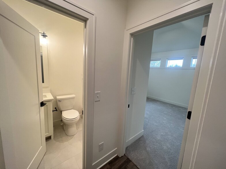 Building Photo - 1517 SW Hedgewood Ln