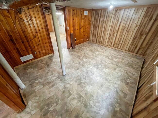 Building Photo - Renovated 3BR Ranch w/Basement