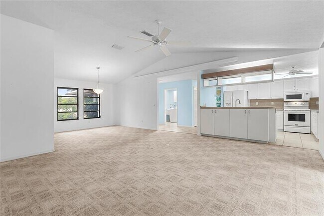 Building Photo - 2041 SE Floresta Dr