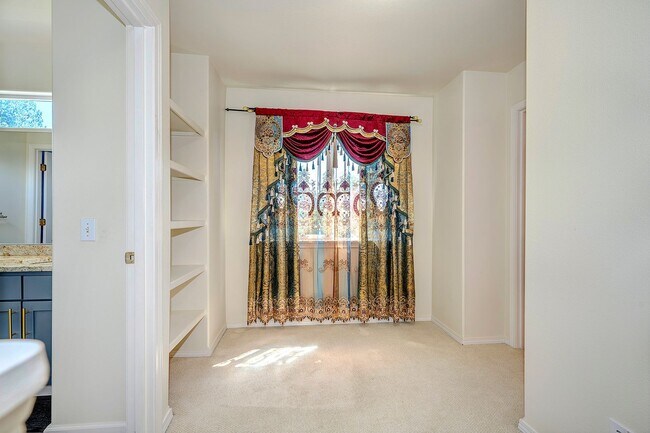 Building Photo - Mountlake Terrace Two Story Home