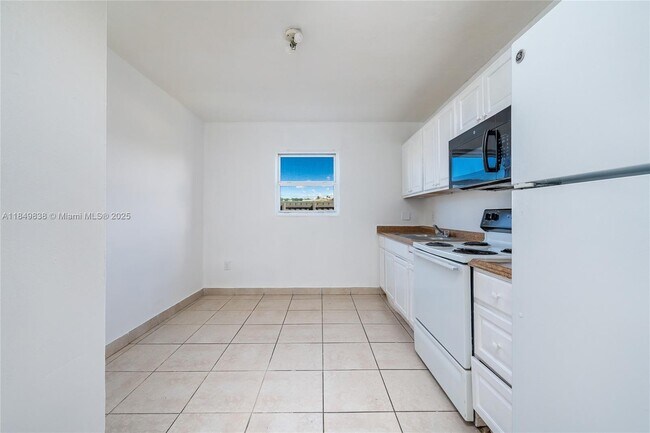 Building Photo - 520 SW Krome Terrace