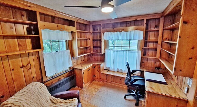 Building Photo - Fully Furnished 4 Bed / 1-1/2 Bath Single Family Home w/2 Car Garage