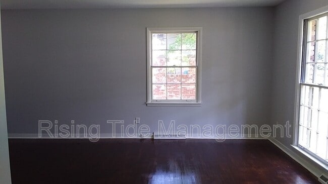 Building Photo - 825 Sherwood Forest Dr