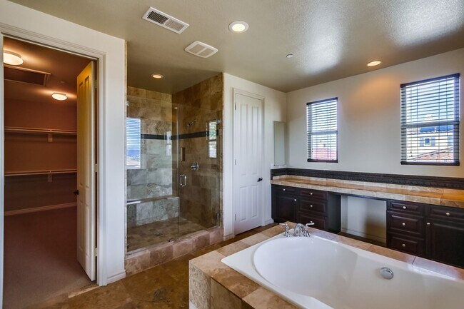 Building Photo - Beautiful 4 bedroom, 4.5 bathroom Home in the Varadero Community